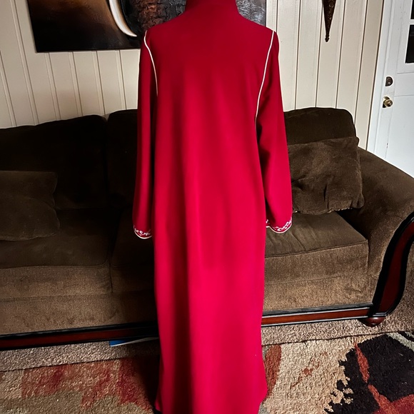 Vanity Fair • Vintage • 1970’s • Large • Burgundy • Floral • Embroidery • Robe - Picture 11 of 13